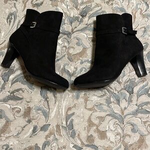 New in box Amelia Grace faux suede ankle boots